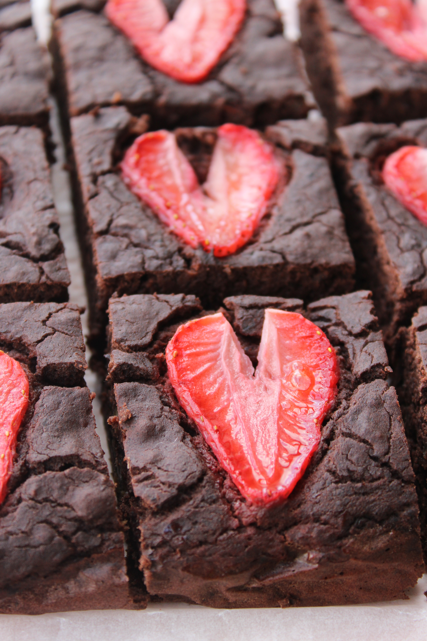 Een heerlijke en gezonde zwarte bonen brownie perfect voor moederdag. Gezond, makkelijk, snel en lekker met aardbeien.