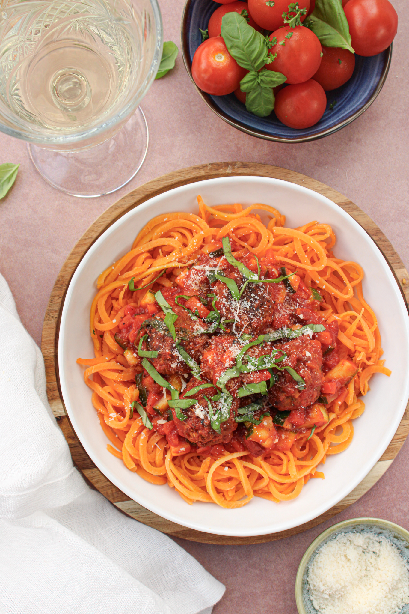 Vegetarische zoete aardappel pasta spaghetti met vegetarische gehaktballetjes in tomatensaus