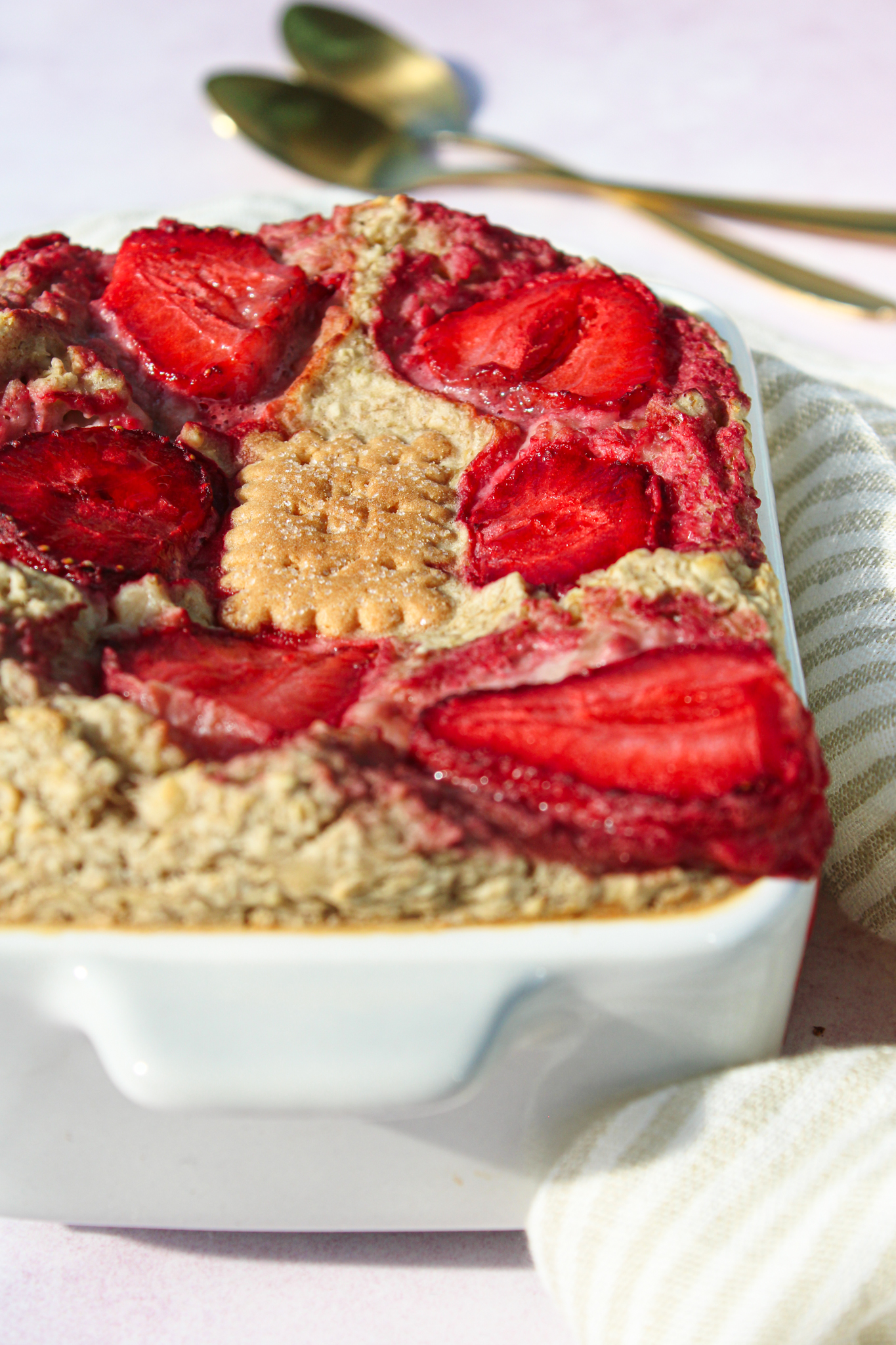 Gezonde baked oats strawberry aardbei cheesecake proteïne eiwitrijk gezond makkelijk snel havermout ontbijt