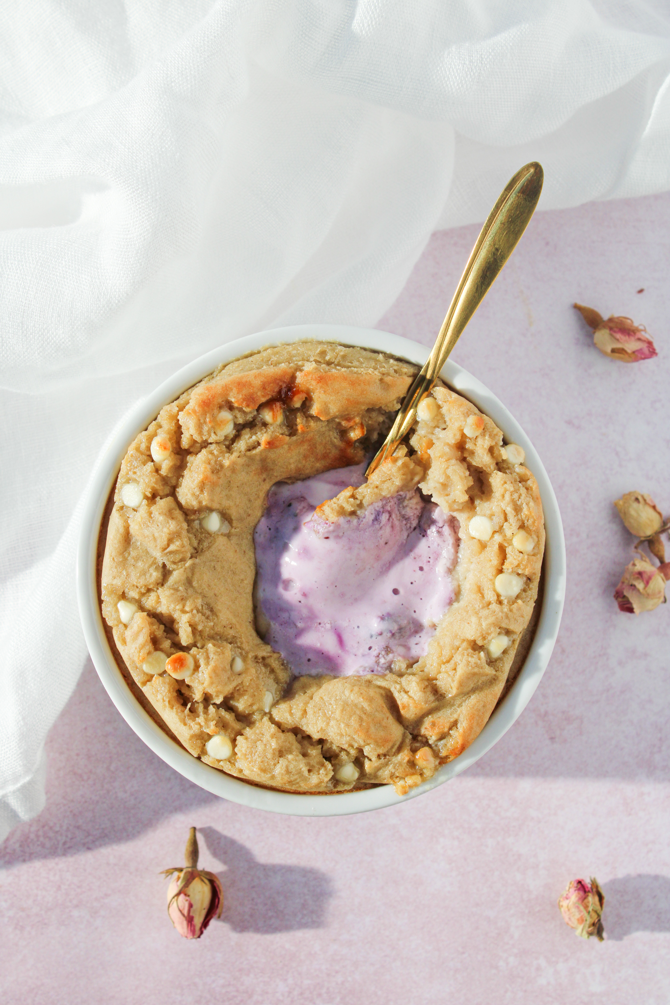 gezonde baked oats met blauwe bessen blueberry en kwark en witte chocolade. Gezond ontbijt lekker