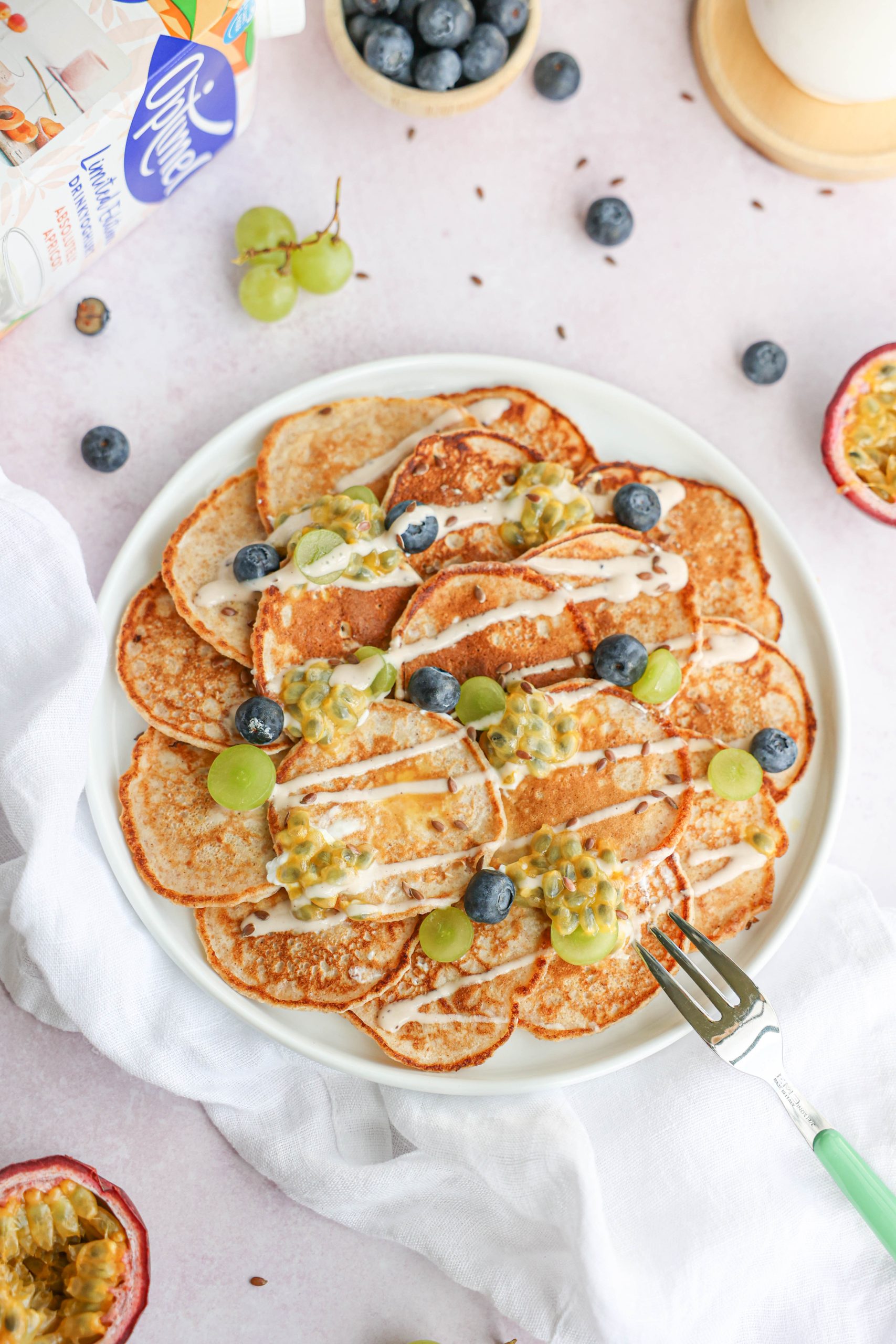 gezond makkelijk en snel ontbijt lekker voedzaam pannenkoekjes voor ontbijt met fruit