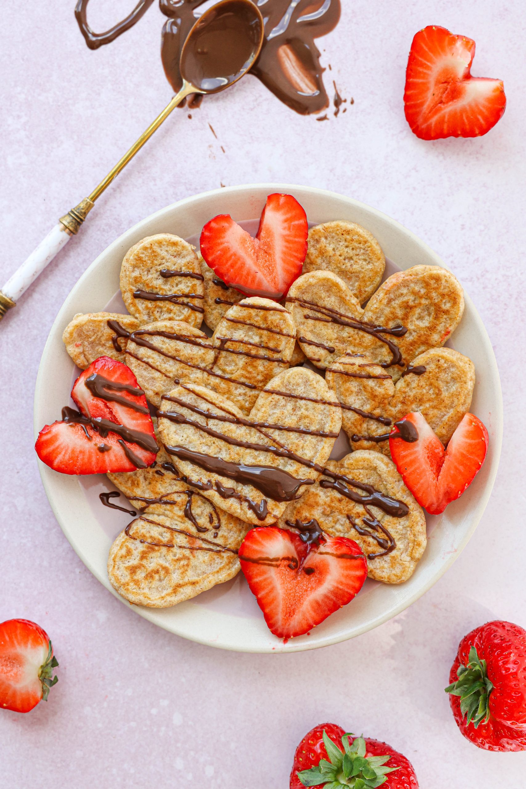 Hartjespannenkoeken voor moederdag ontbijt met aardbeien en chocolade