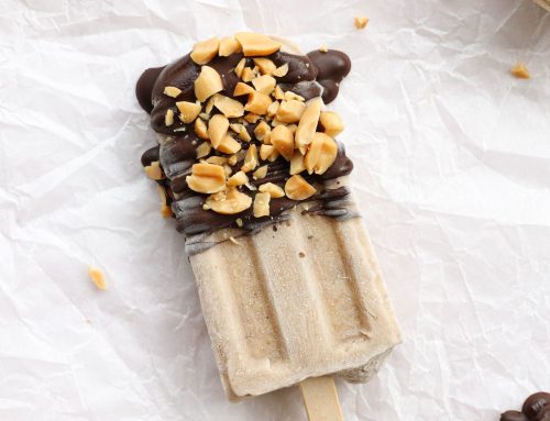 Gezonde pindakaas-banaan ijsjes met pure chocolade