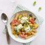 pastasalada met burrata, perzik, serranoham en basilicum. Snel makkelijk en lekker