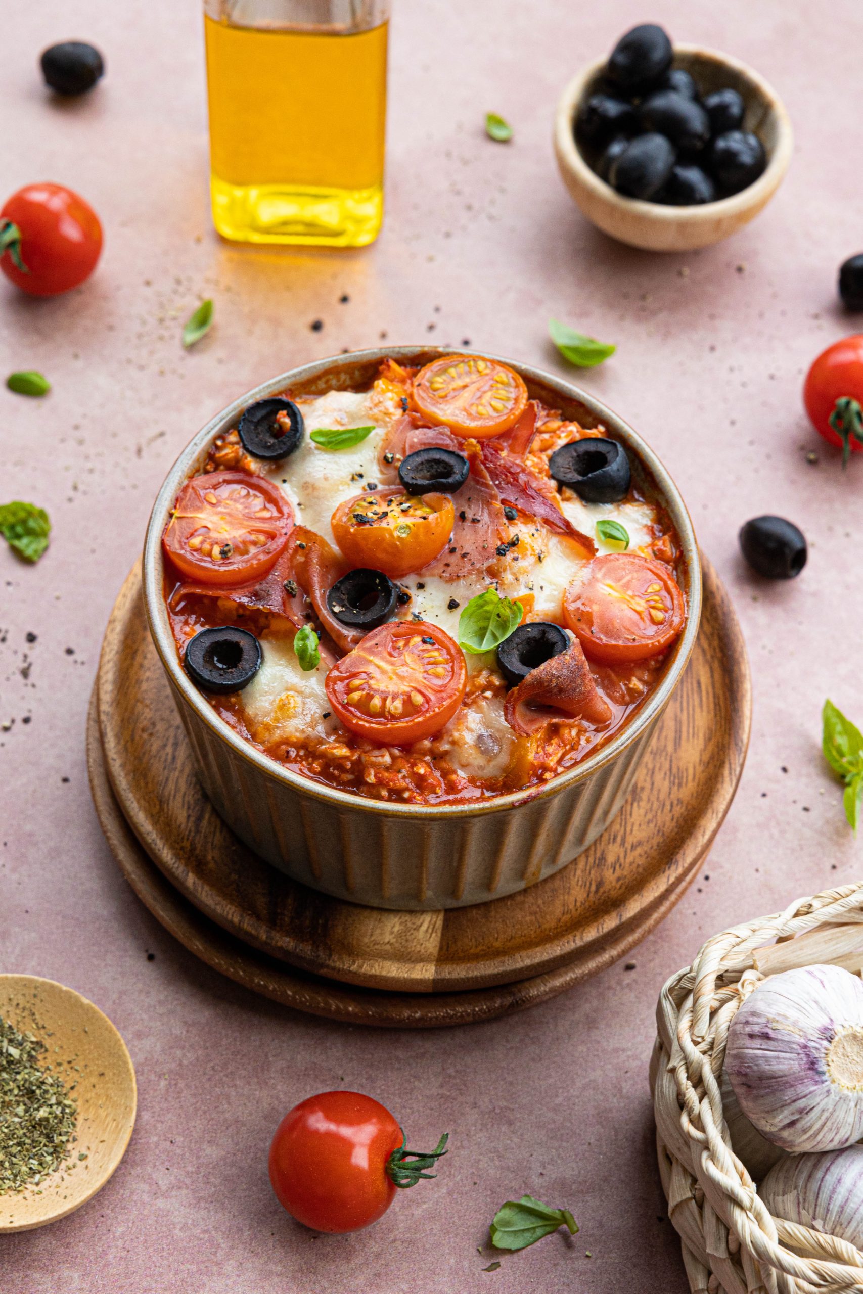 gezonde pizzabowl met parmaham, tomaat en olijven