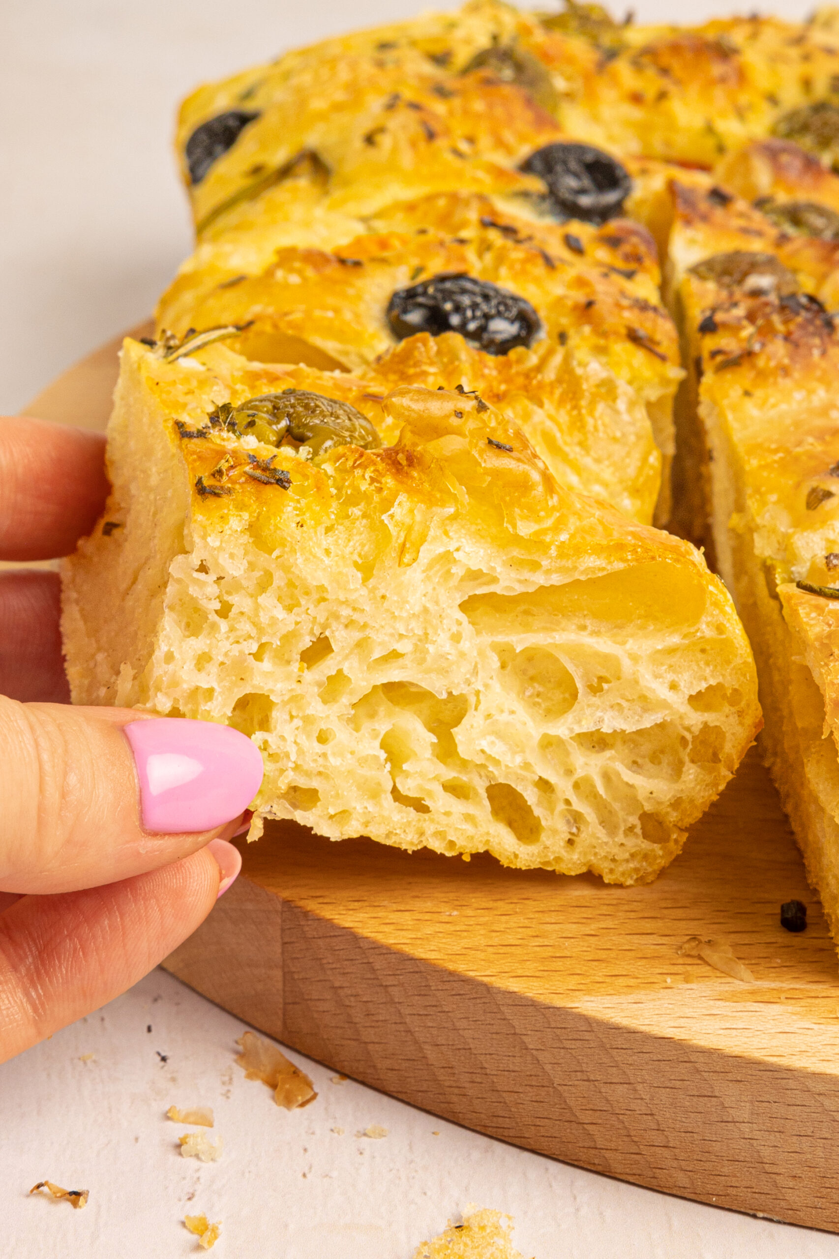 Zelf focaccia maken met olijven en tomaat