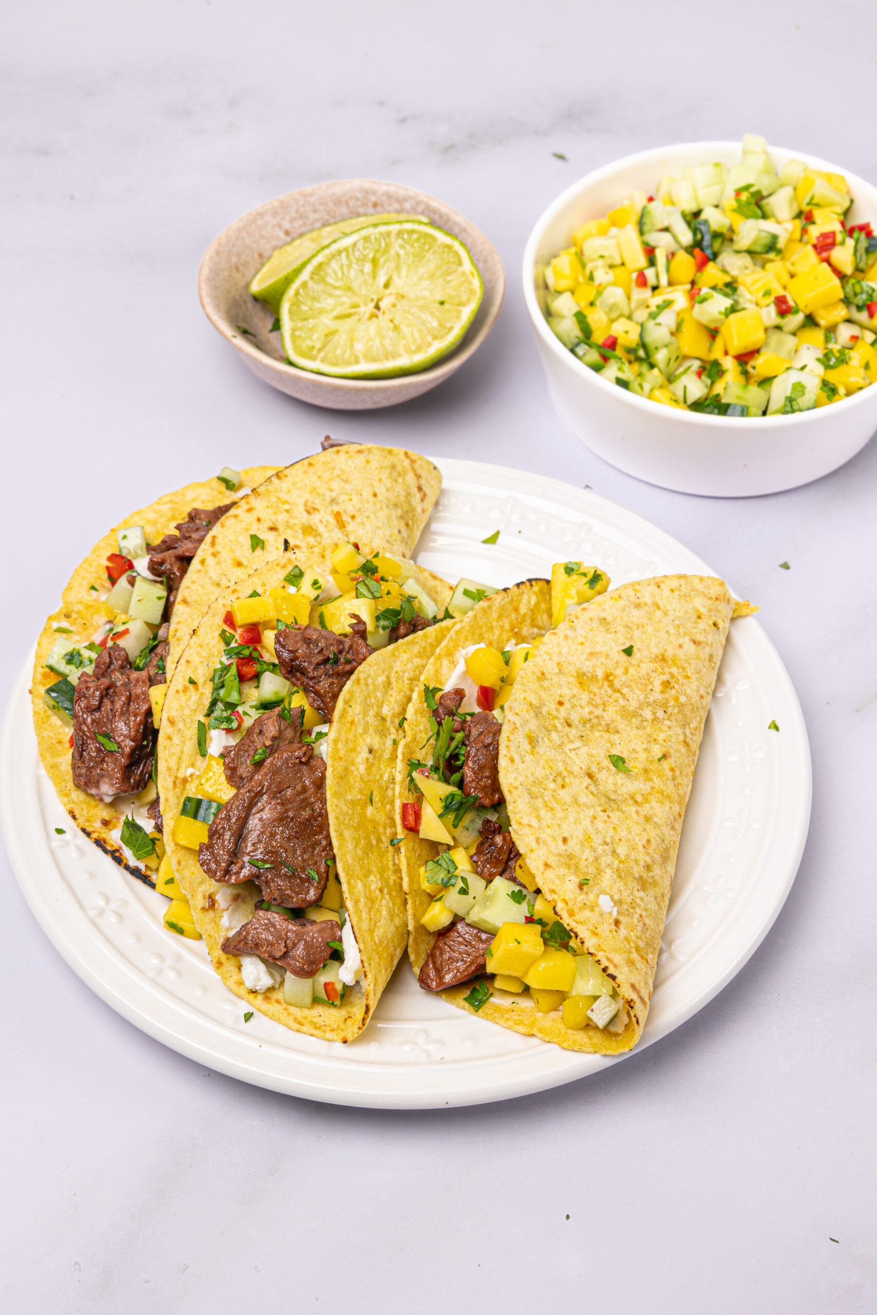 Plantaardige steak taco's met mangosalsa