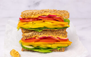 Regenboog sandwich. met hoemoes