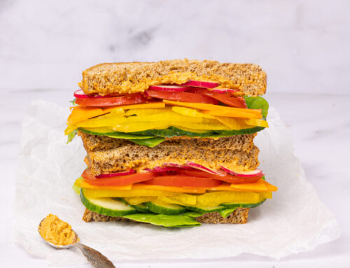Regenboog sandwich met hoemoes